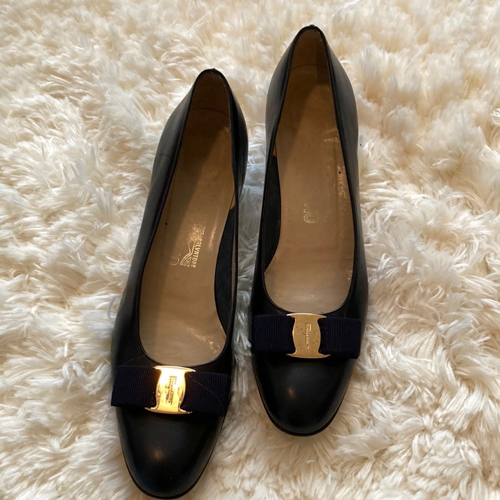 Salvatore Ferragamo Vara Bow Navy Blue Pumps Sz: 9.5 AAAA